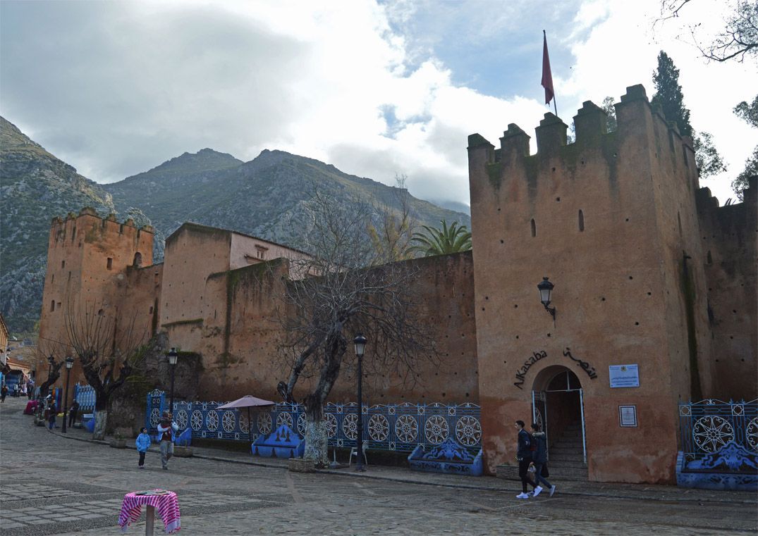 plaza uta con vistas a la alcazaba en chefchaouen
