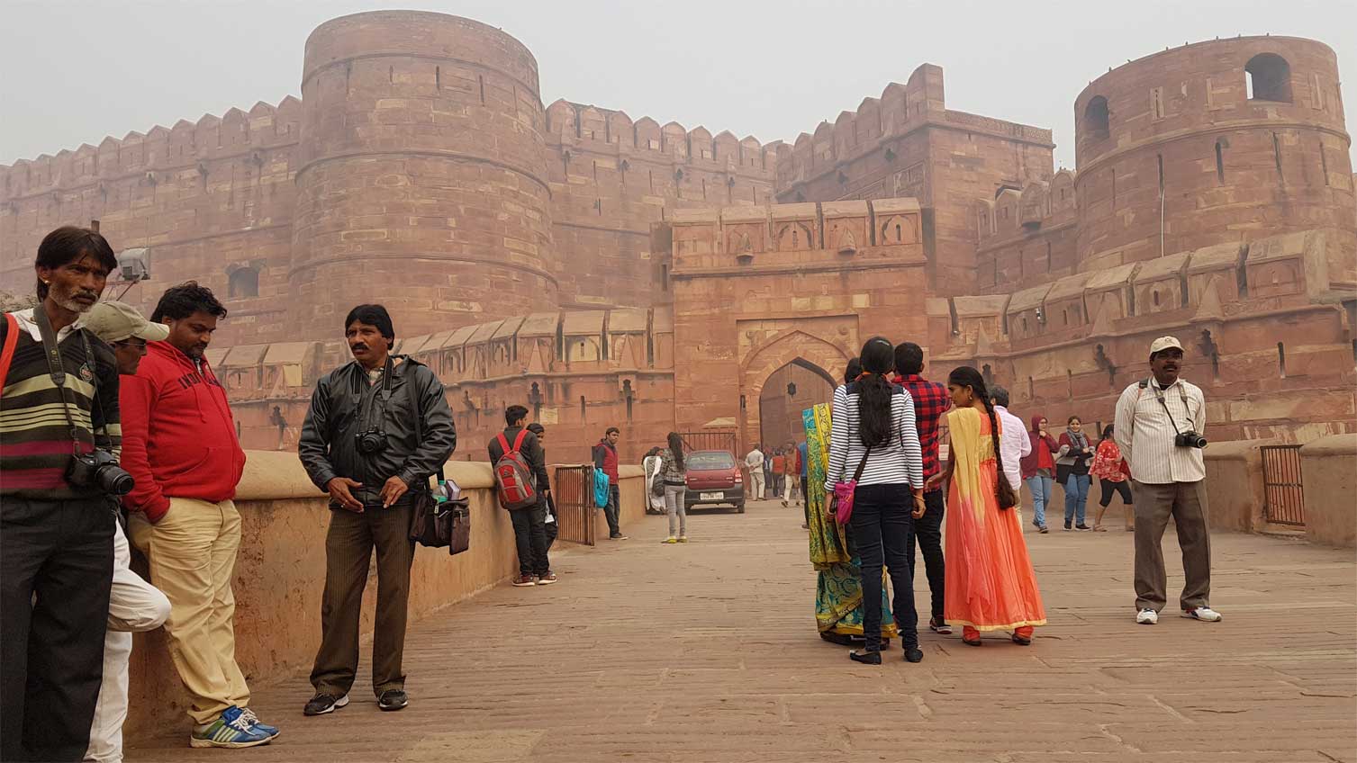 entrada al fuerte rojo en Agra entrada al fuerte rojo en Agra