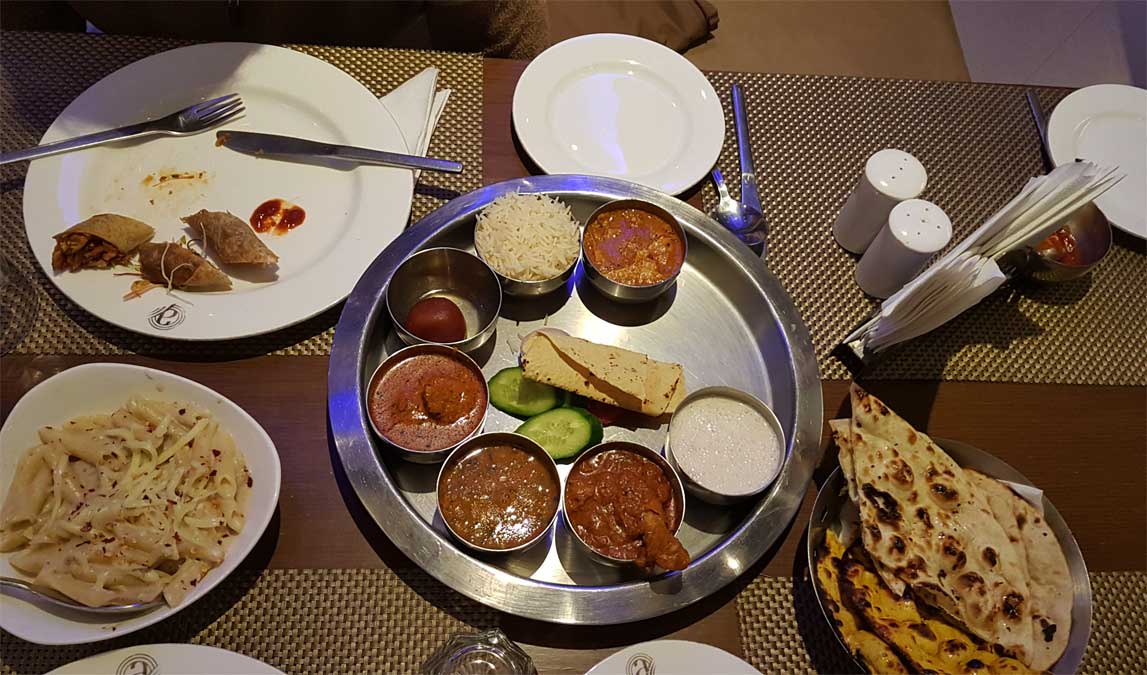 cena en un restaurante en Jaipur cena en un restaurante en Jaipur