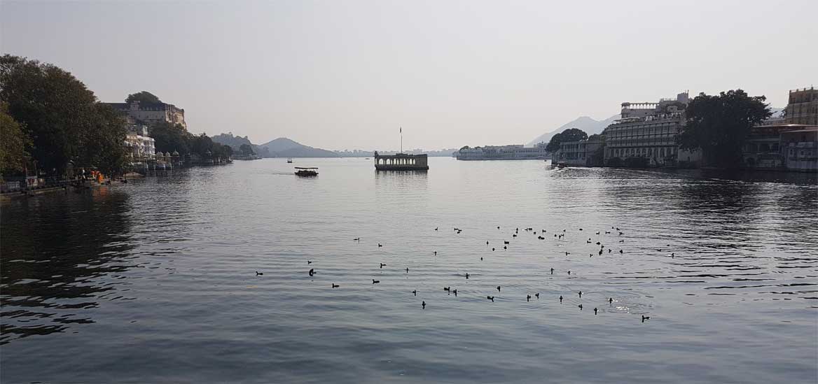 comer con vistas al lago en Udaipur comer con vistas al lago en Udaipur