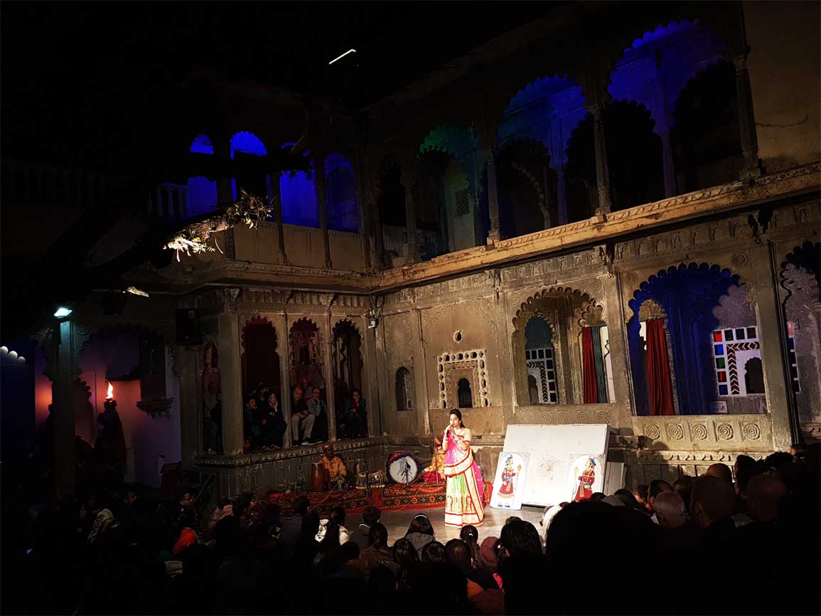 Danza y marionetas en Bagore Ki Haveli Danza y marionetas en Bagore Ki Haveli