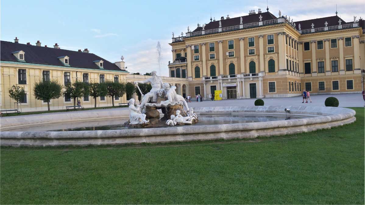 Fuente central del Palacio de Schönbrunn fuente central del Palacio de Schönbrunn