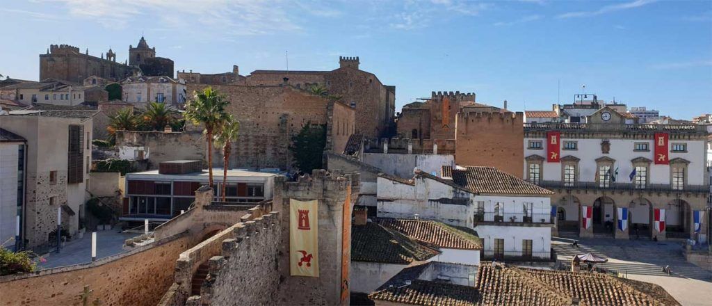 Vistas desde el casco histórico hacia la Plaza Mayor de Cáceres