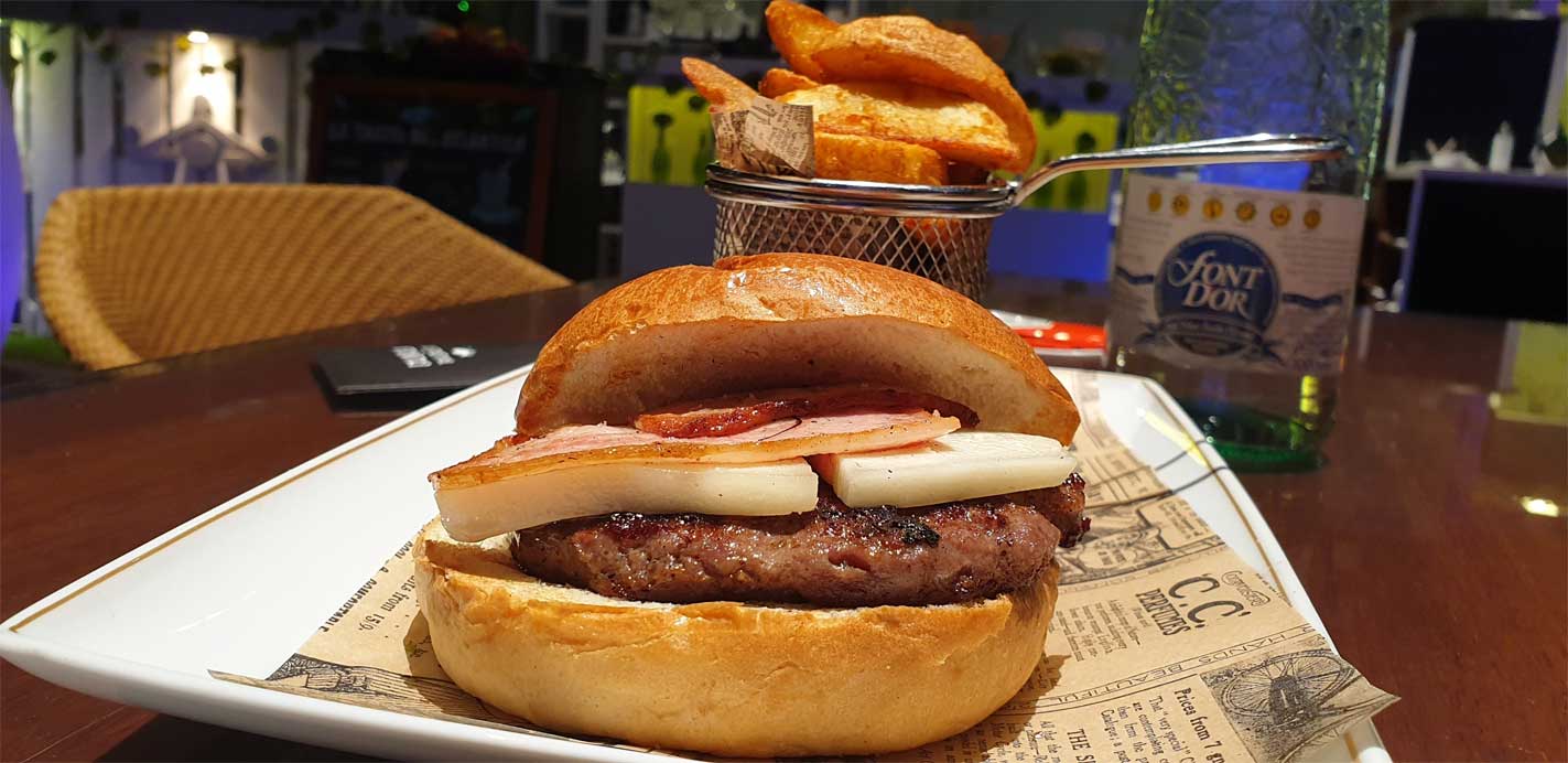 Hamburguesa de Retinta, queso payoyo y panceta ahumada del Parador de cadiz