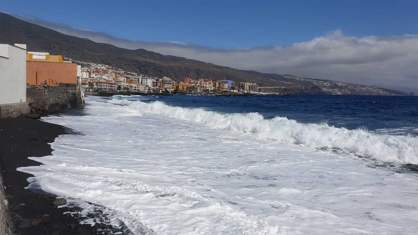 playa urbana en Candelaria arena negra