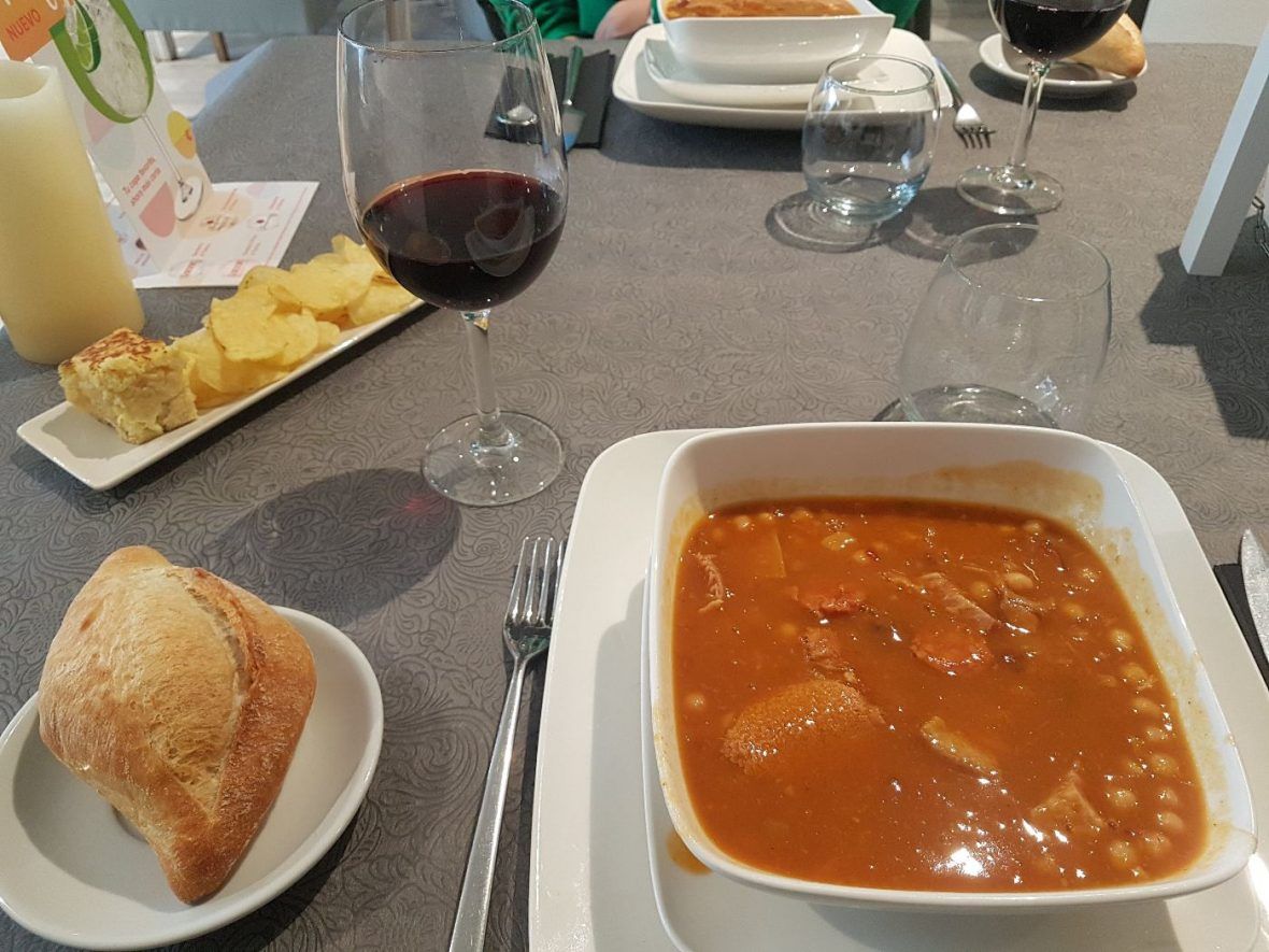 fabes con callos en Restaurante Al Socaire, Casa de Cantabria en Madrid