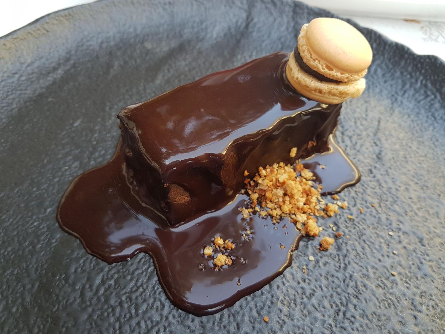 Casa Antonio Jaén, Lingote de chocolate aireado con su macaron de haba tonka