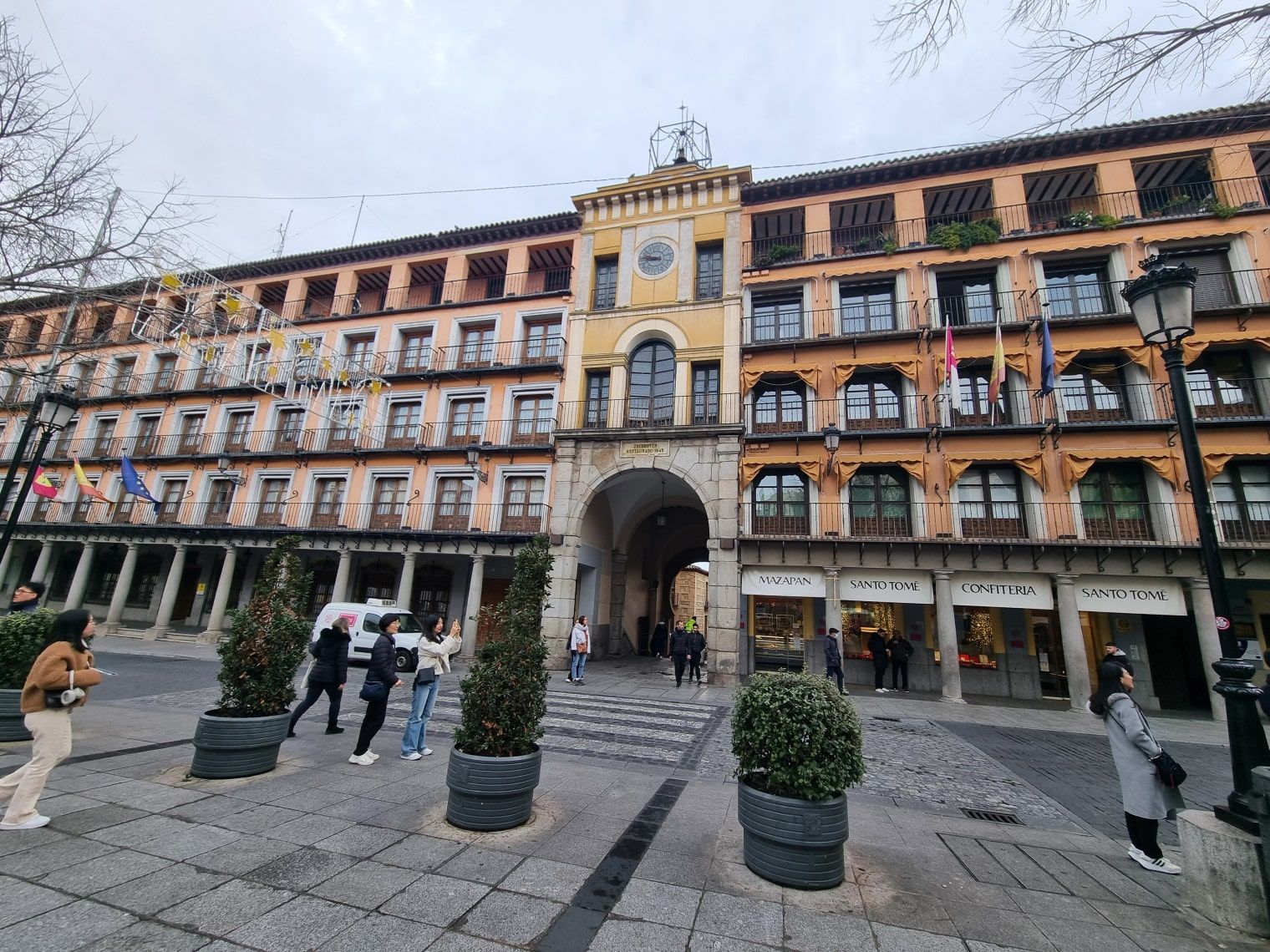 El Arco de la Sangre de Toledo era una puerta de la muralla árabe del Alficén. Su nombre era Bab-al-yail (puerta de los caballos)