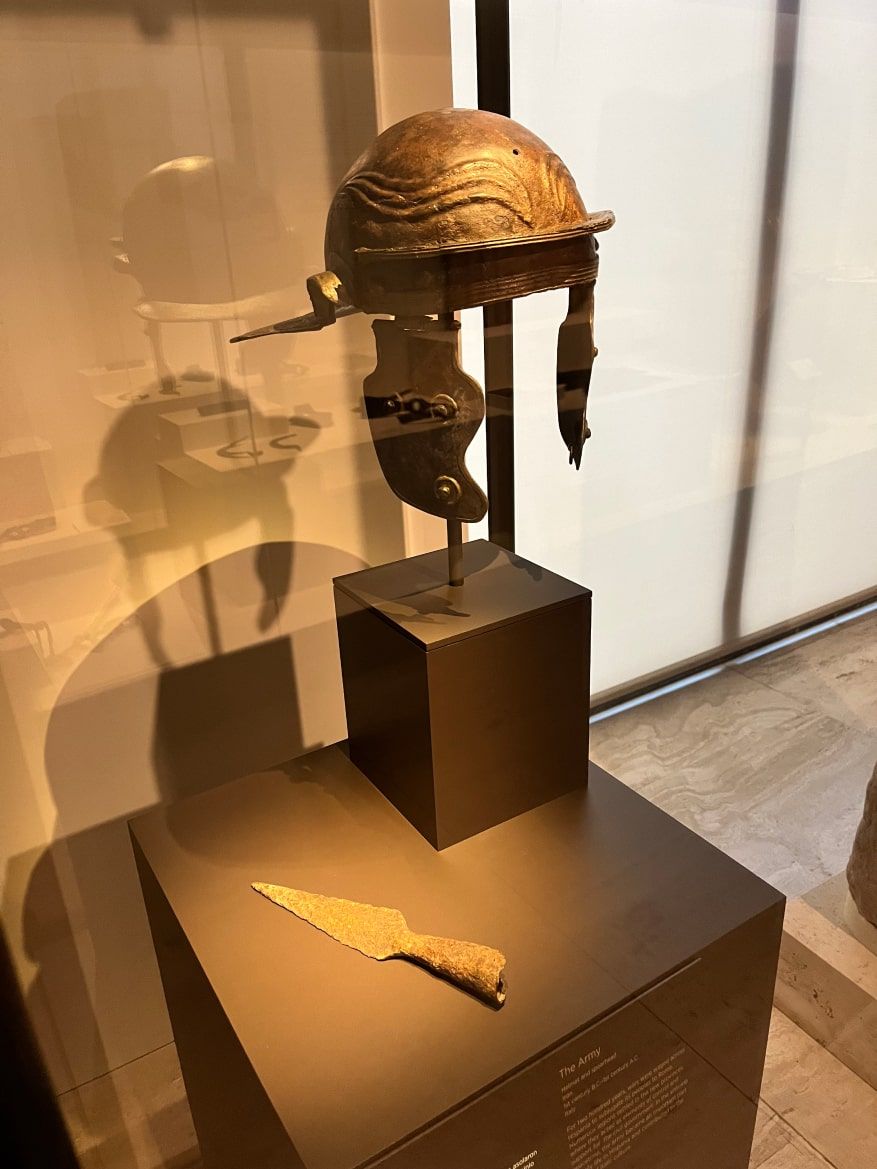 Casco Romano y Punta de Lanza